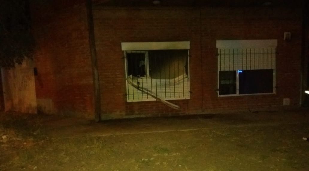 Investigan el posible incendio intencional de la casa de una joven