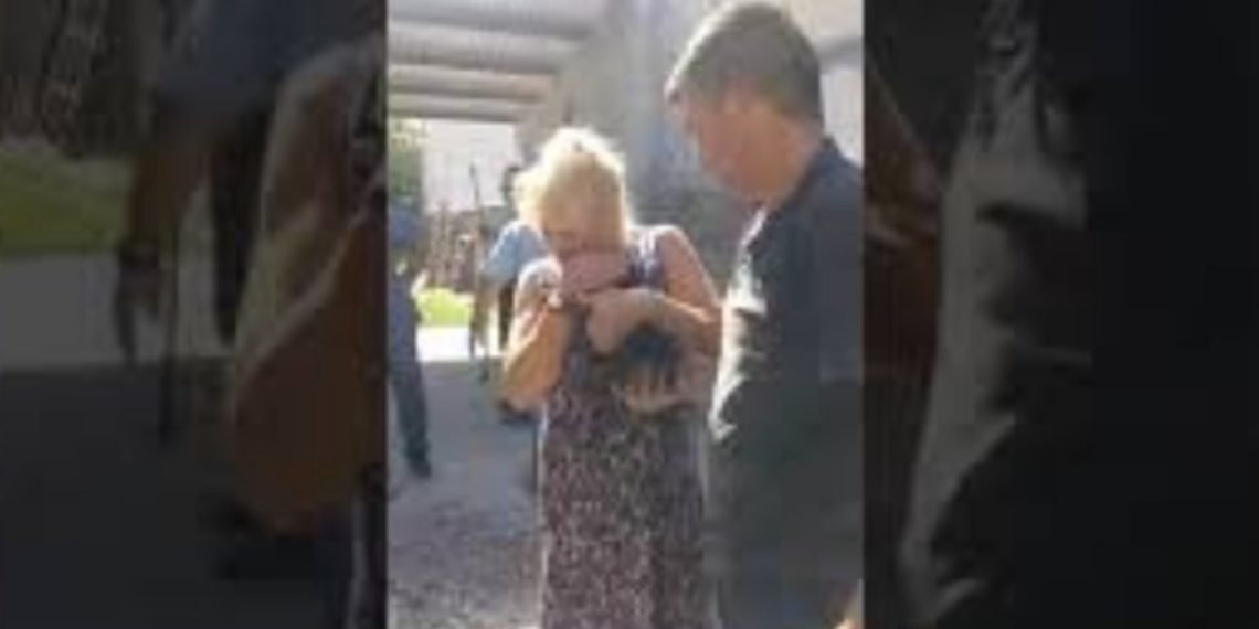 Trabajaron dos horas para rescatar un perro que se había metido en el caño de desagüe