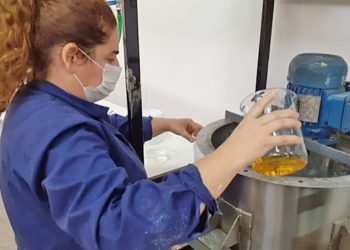 Mejoraron la planta de elaboración de alcohol en gel de la FCAI y ya fabrican hasta 100 litros por hora