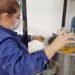 Mejoraron la planta de elaboración de alcohol en gel de la FCAI y ya fabrican hasta 100 litros por hora