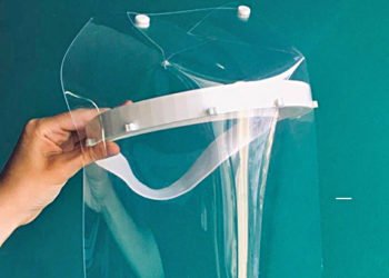 Fabrican cobertores faciales para donar