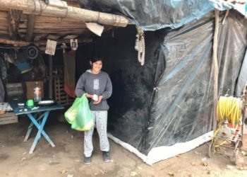 Quedó en la calle y vive junto a su pareja en una casa de nailon