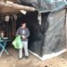 Quedó en la calle y vive junto a su pareja en una casa de nailon
