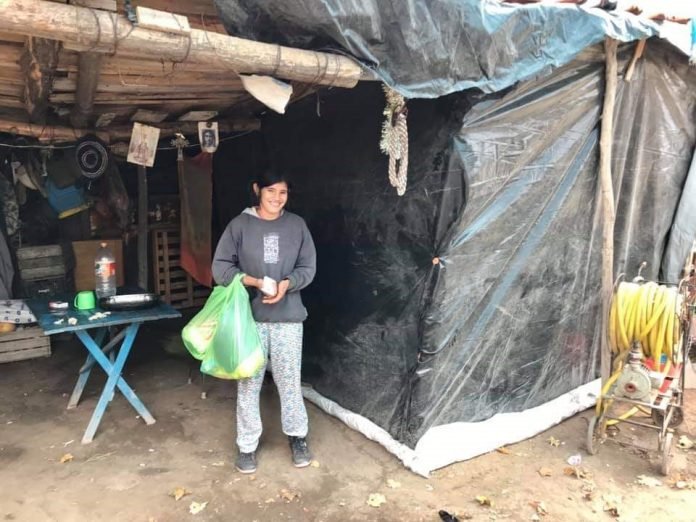Quedó en la calle y vive junto a su pareja en una casa de nailon