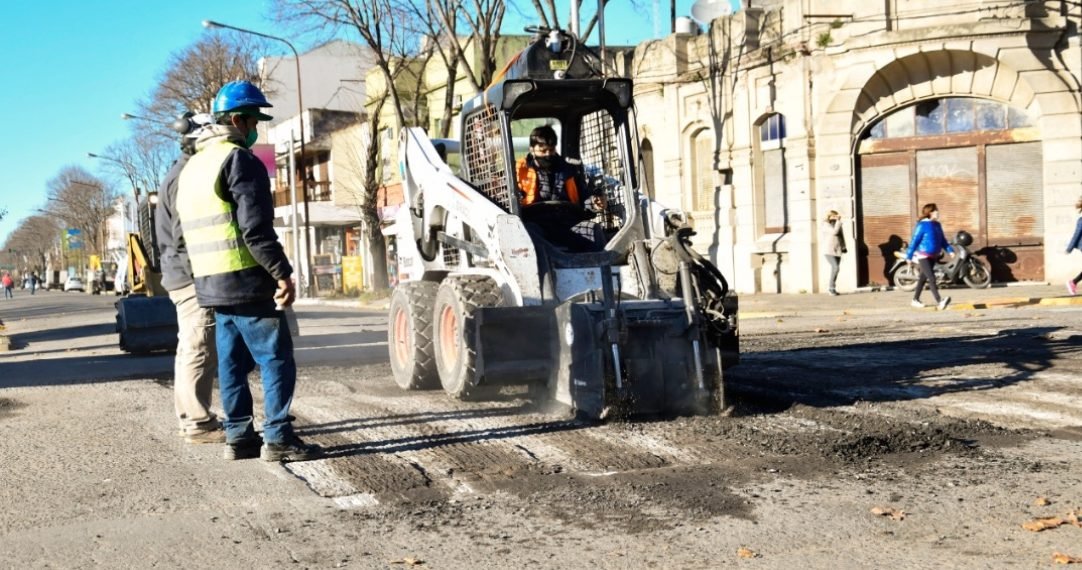 Necochea: Maquinarias avanzan en la obra de bacheo sobre la Avenida 59