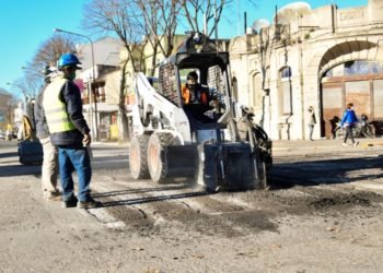 Necochea: Maquinarias avanzan en la obra de bacheo sobre la Avenida 59