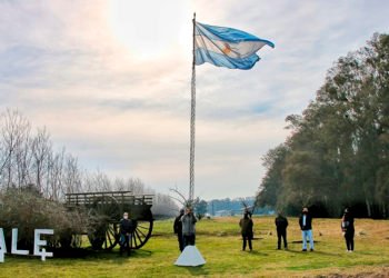 Pisano izó la bandera nacional en Hale