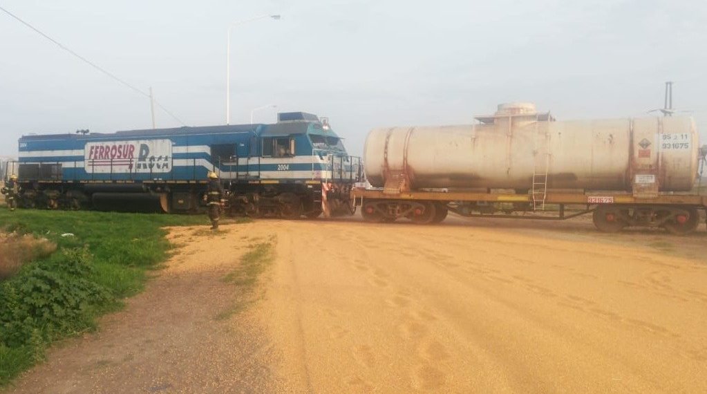 Un tren arrolló la parte trasera de un camión y desparramó su carga