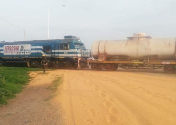 Un tren arrolló la parte trasera de un camión y desparramó su carga