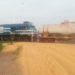 Un tren arrolló la parte trasera de un camión y desparramó su carga