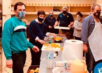 Cocinaron para la heladera comunitaria