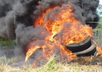 Recordaron el daño ambiental que produce quemar neumáticos en heladas