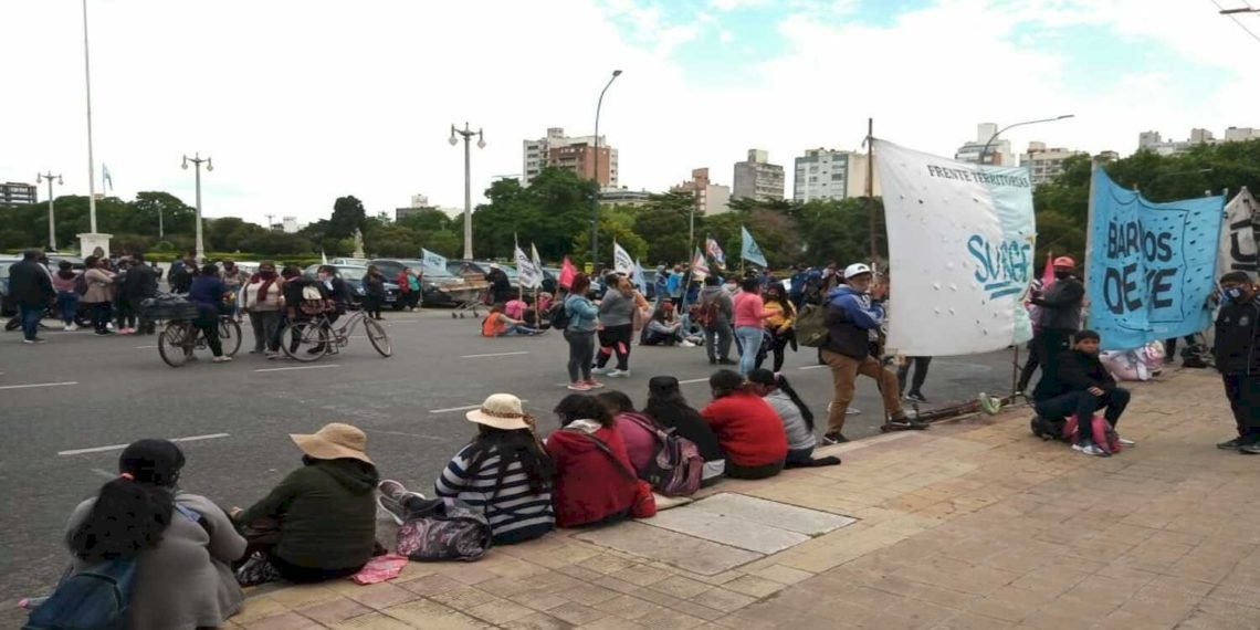 «No tenemos agua, no tenemos luz, se inunda siempre y estamos explotados de basura»