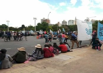 «No tenemos agua, no tenemos luz, se inunda siempre y estamos explotados de basura»