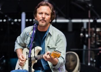 El líder de Pearl Jam publicó dos canciones a beneficio