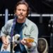 El líder de Pearl Jam publicó dos canciones a beneficio