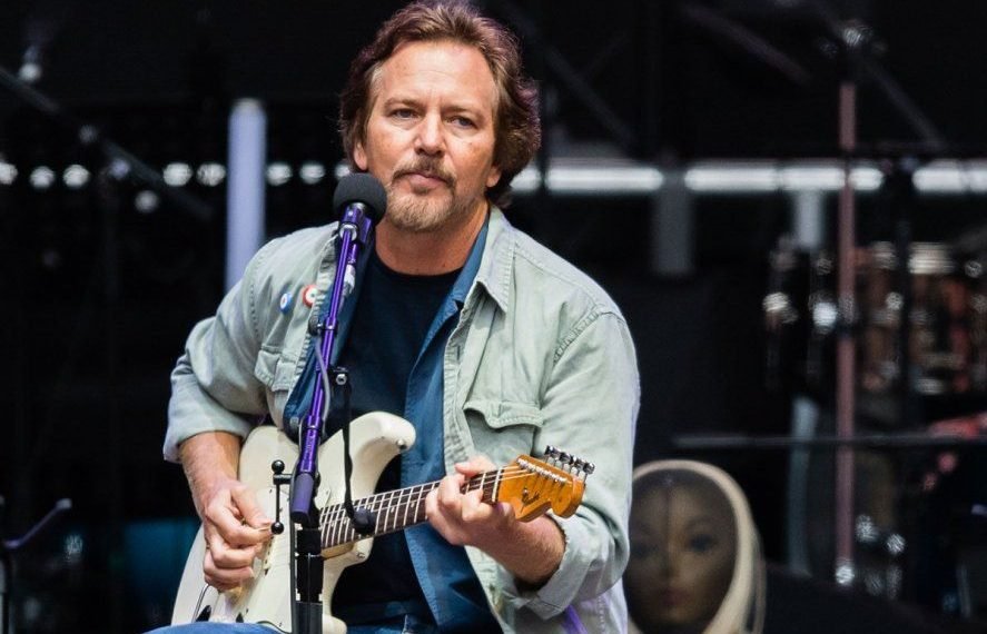 El líder de Pearl Jam publicó dos canciones a beneficio
