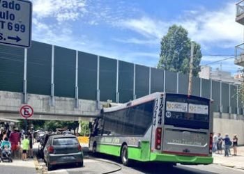 Colectivo quedó incrustado en viaducto del tren Mitre en Belgrano: cuatro heridos