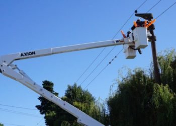 El personal de EDELAP trabaja ante las ráfagas de viento