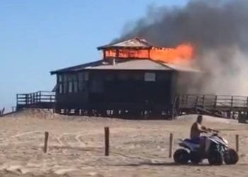 Pinamar: un incendio redujo a cenizas un parador de la playa