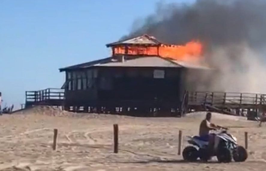 Pinamar: un incendio redujo a cenizas un parador de la playa