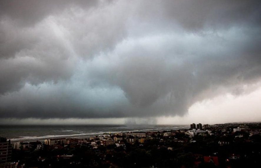 Tornados y una tromba marina provocaron destrozos en Pinamar