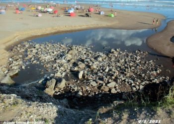 Necochea: sol, arena y un basural en la playa