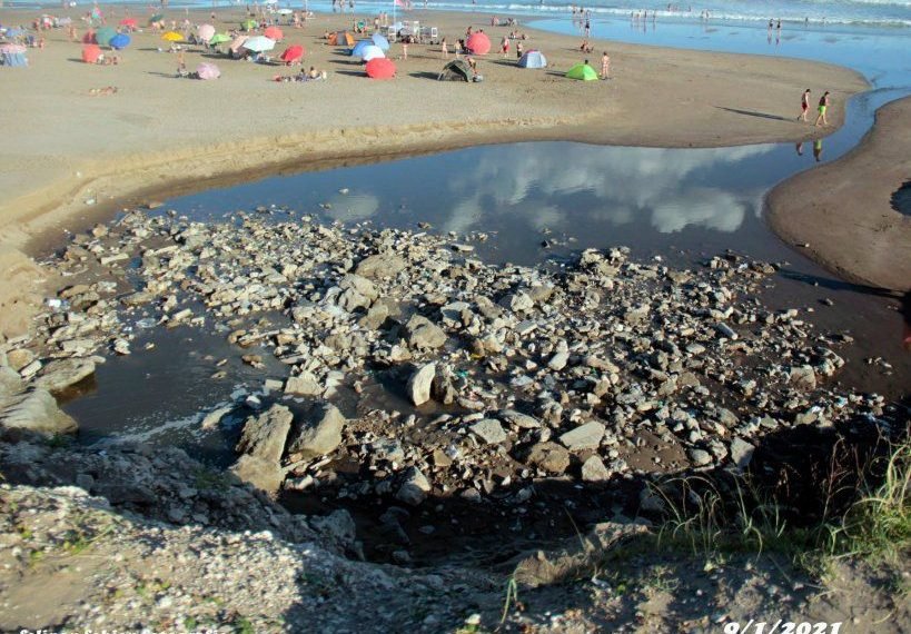 Necochea: sol, arena y un basural en la playa