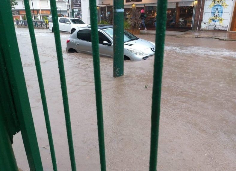 Temporal en Villa Gesell: autos atrapados y cuadras sin luz