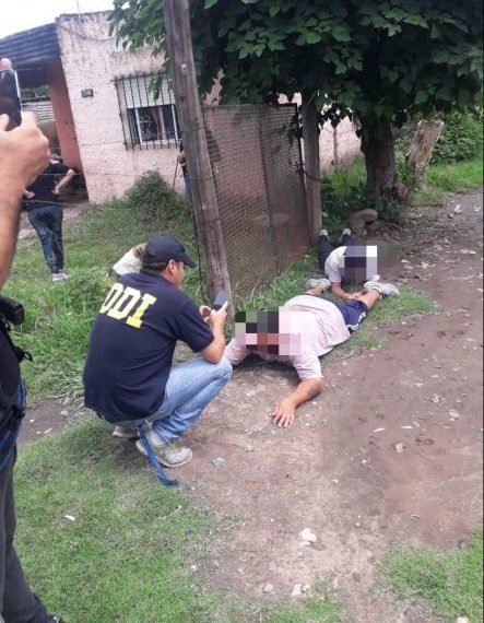 Regresaba junto a su familia de vacaciones, lo balearon, escapó herido, chocó y murió