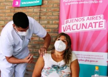El gobierno bonaerense ya vacunó al 98% del personal sanitario que se anotó para inmunizarse