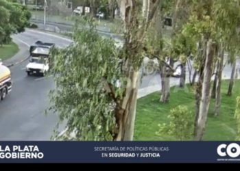 Impactante choque en la rotonda de la bajada de la autopista en La Plata