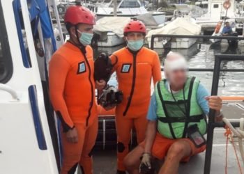 Milagro en el mar: tiene 72 años de edad, se hundió su velero y la Prefectura lo rescató con vida