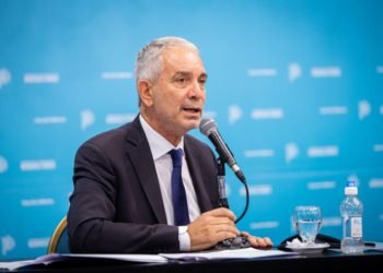 Estatales reclaman a Alak que pague horas extras adeudadas