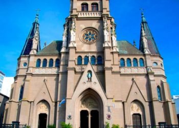 ¿Un milagro? trabajaba en la Catedral de Mar del Plata cayó desde 12 metros y se salvó