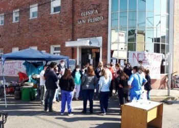 Cierra clínica en San Pedro y deja a más de 60 familias en la calle y 7 mil afiliados del PAMI sin prestación
