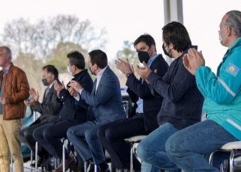 Inauguran obras y entregan 40 móviles y 3 ambulancias en el distrito de Florencio Varela