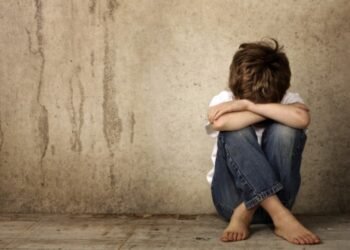 Detuvieron a una mujer acusada de abusar de sus nietos y un amigo en un campo