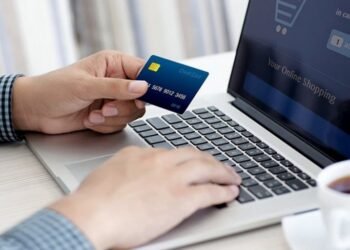 Cuatro detenidos en Lanús acusados de fraude por 300 millones con tarjetas de crédito