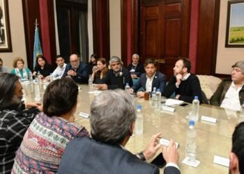 Axel Kicillof cortó la cinta a la escuela 100 de su gestión