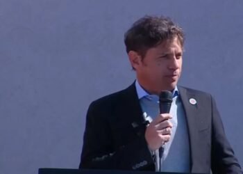 Axel Kicillof cortó la cinta a la escuela 100 de su gestión