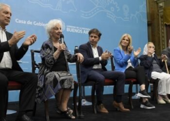 Kicillof encabezó un acto en La Plata y descubrió una placa en la casa Mariani-Teruggi