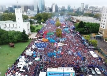Miércoles para el olvido: continúa el paro de colectivos y cortaron la Autopista Buenos Aires – La Plata