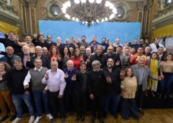 Referentes de Corriente Federal, CTA, SMATA y UOM con Kicillof y Correa